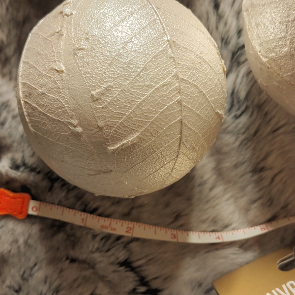 🎄 3 Lg. Champagne Colour Xmas Ball Ornaments - Picture 4 of 4